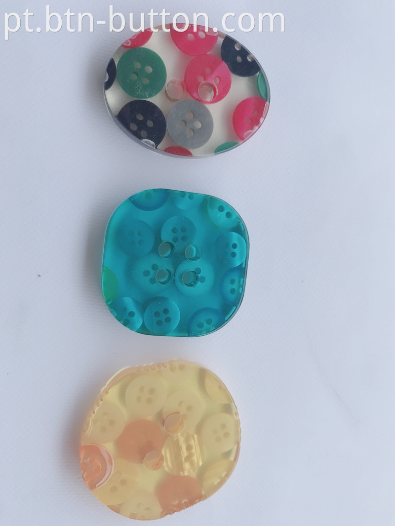 Clothing buttons made of resin fragments